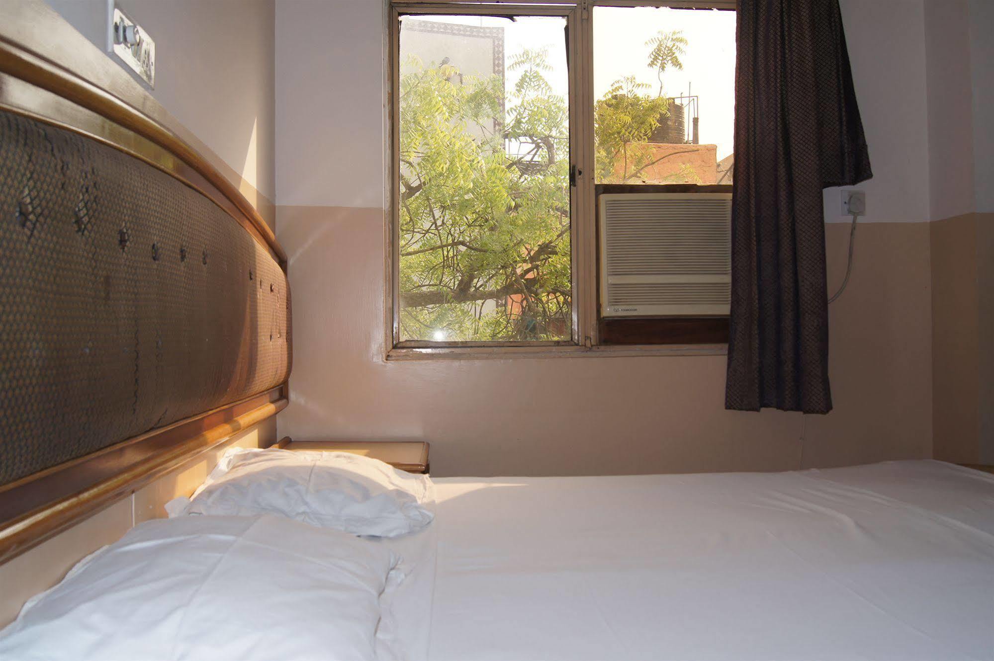 Hotel Westend Holiday Home 5 Mint From Nizamuddin Railway Station New Delhi Luaran gambar